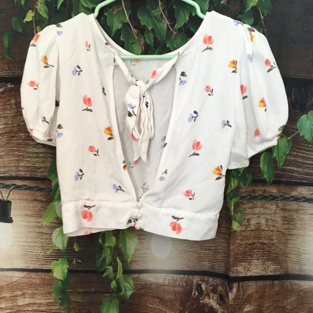 💐White Floral Crop Top, Puff Sleeve, Cottagecore - Picture 3 of 9